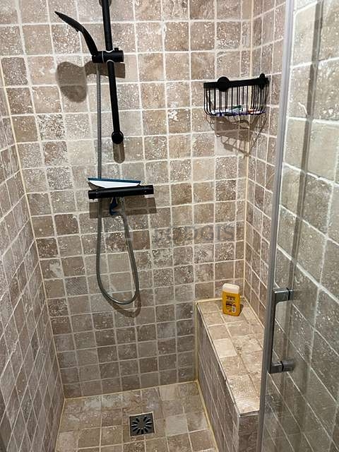 Salle de bain équipée de lave linge, douche séparée