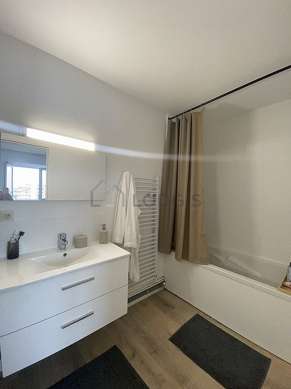 Pleasant and very bright bathroom with woodenfloor