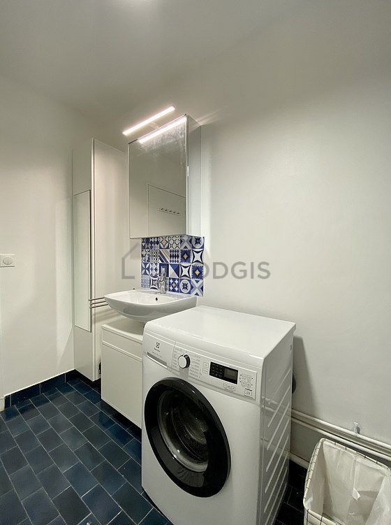 Salle de bain équipée de lave linge, baignoire