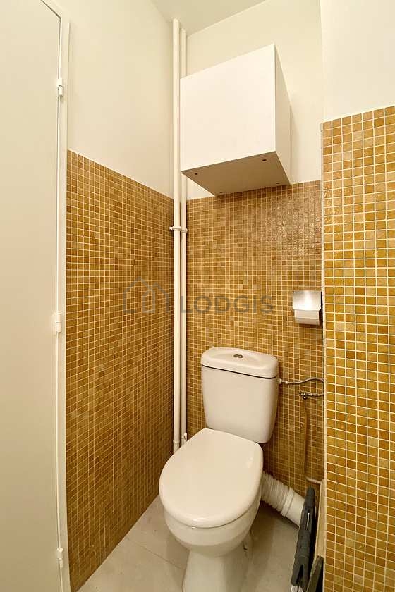 Salle de bain équipée de placard