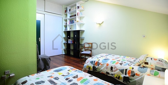 Chambre avec fenêtres