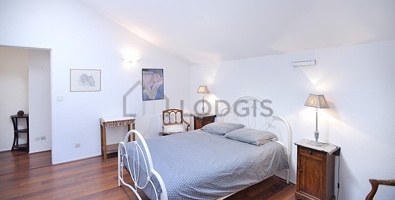 Chambre avec fenêtres double vitrage