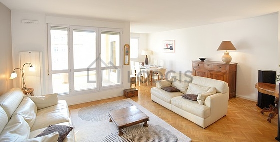 Séjour équipé de canapé, table basse, commode, 1 chaise(s)