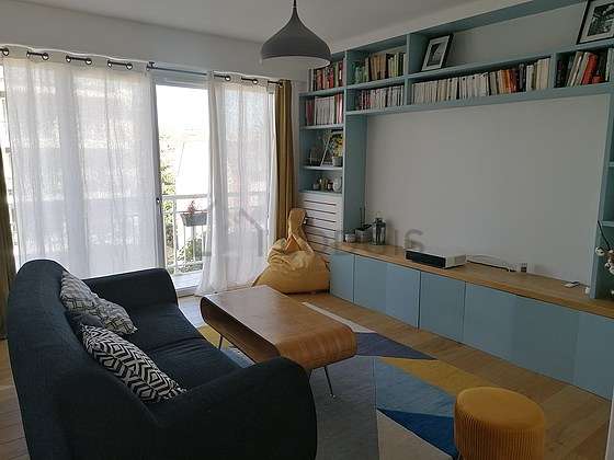 Large living room of 25m² with woodenfloor