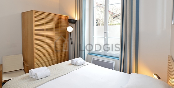 Chambre avec fenêtres