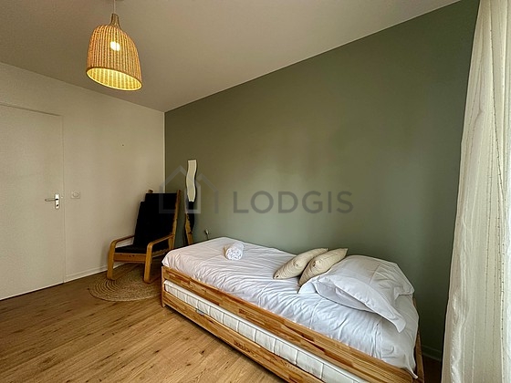 Chambre avec fenêtres double vitrage