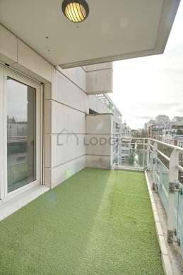 Very quiet and very bright balcony with the grassfloor