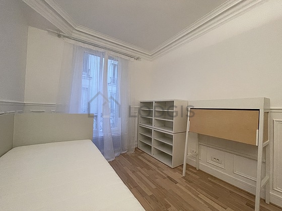 Chambre avec fenêtres