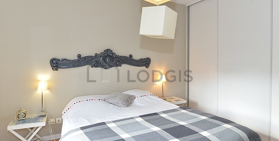 Chambre avec fenêtres