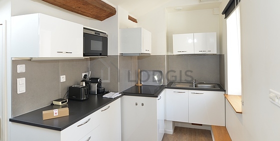 Kitchenopens on the living room