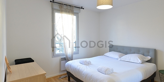 Chambre avec fenêtres