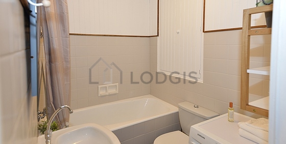 Salle de bain équipée de lave linge, baignoire, sèche cheveux