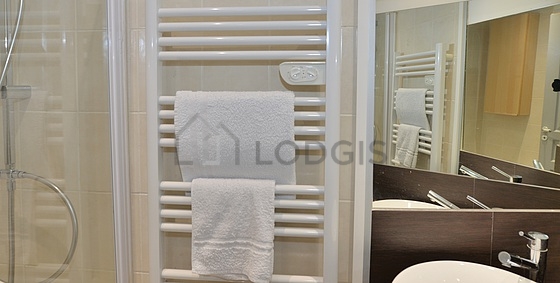 Salle de bain équipée de lave linge, douche séparée, radiateur sèche-serviettes