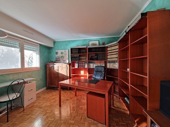 Bureau muni des fenêtres