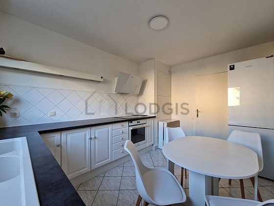 Cuisine équipée de lave vaisselle, plaques de cuisson, réfrigerateur, hotte