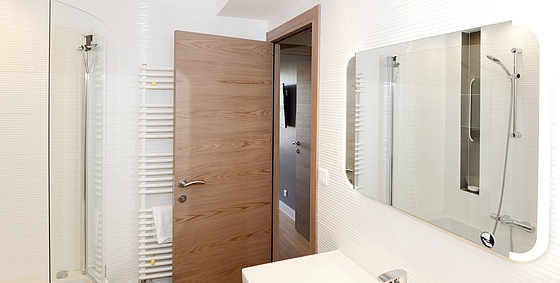 Salle de bain équipée de lave linge, sèche linge, placard