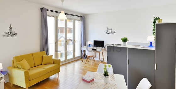 Séjour équipé de 1 lit(s) de 140cm, canapé, 1 chaise(s)