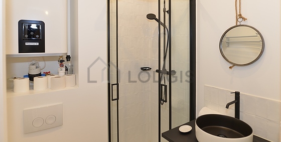 Salle de bain équipée de lave linge, serviettes de bain