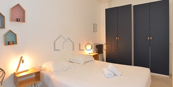 Chambre avec fenêtres double vitrage