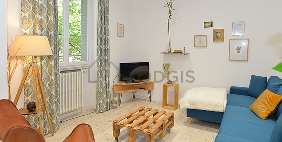 Séjour avec fenêtres double vitrage