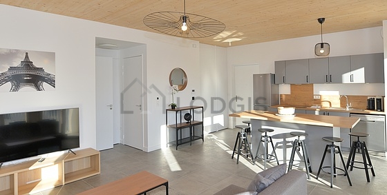 Cuisine équipée de lave vaisselle, plaques de cuisson, réfrigerateur, vaisselle
