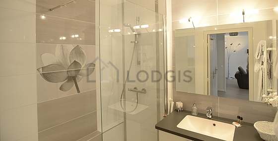 Salle de bain équipée de douche séparée