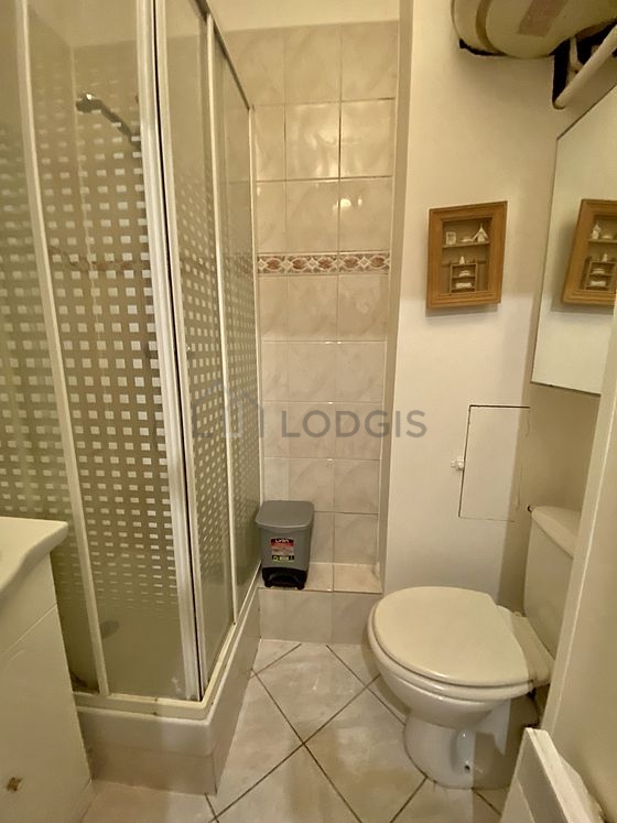 Salle de bain équipée de placard
