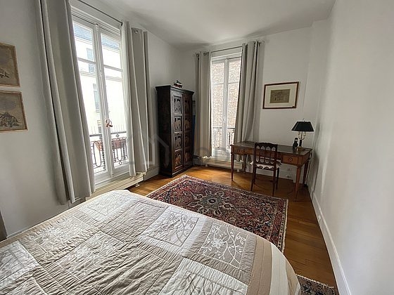 Bedroom equipped with desk, storage space, cupboard, 1 chair(s)