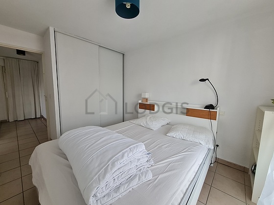 Chambre avec fenêtres