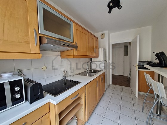 Cuisine équipée de lave linge, réfrigerateur, hotte, vaisselle