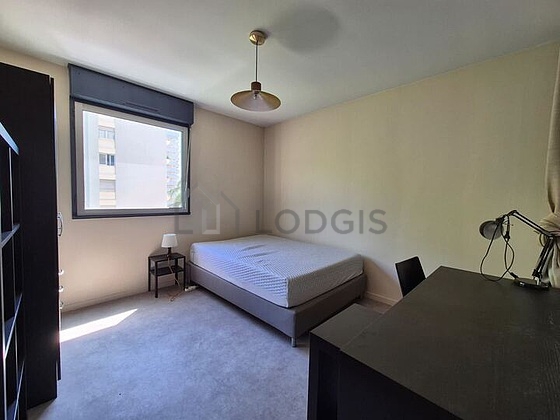 Chambre avec fenêtres double vitrage