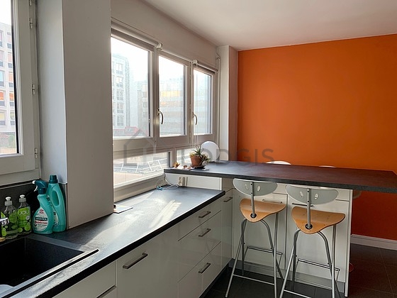 Cuisine équipée de lave linge, réfrigerateur, hotte, vaisselle