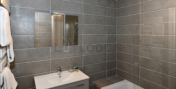 Bathroom equipped with bath towels