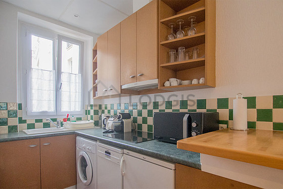 Beautiful kitchen of 6m² with floor tiles floor