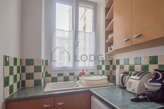 Cuisine dînatoire pour 2 personne(s) équipée de lave linge, réfrigerateur, hotte, vaisselle