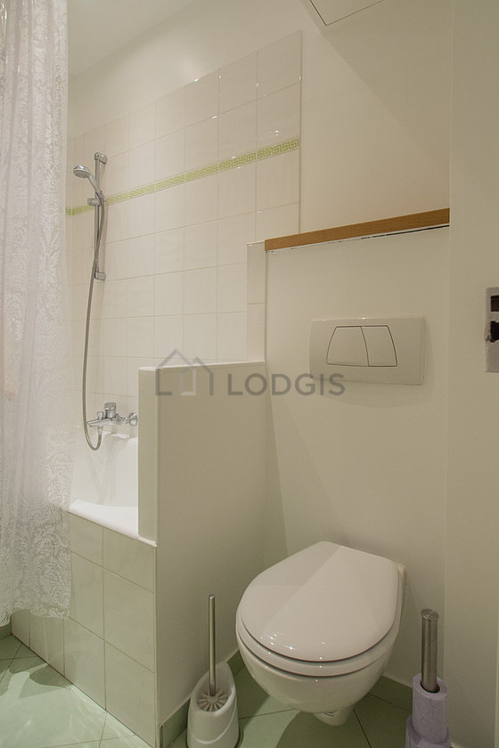 Agréable salle de bain claire avec fenêtres et du carrelage au sol