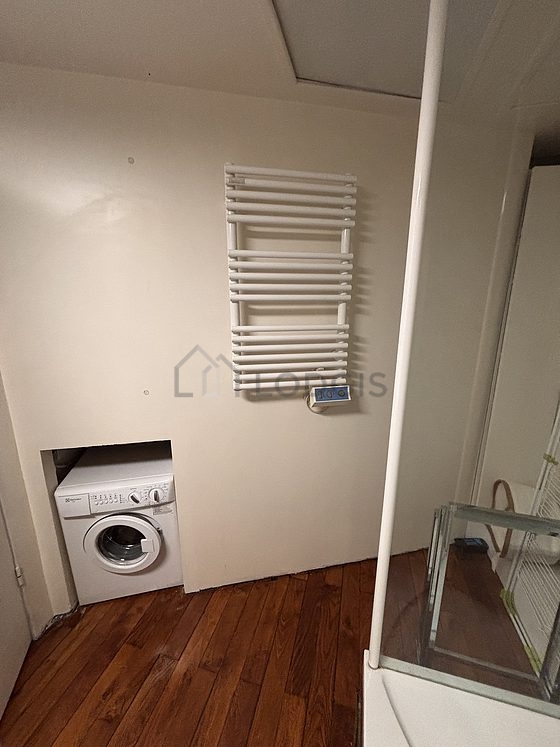 Salle de bain équipée de lave linge, serviettes de bain