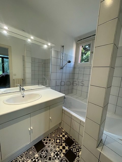 Pleasant and very bright bathroom with tile floor