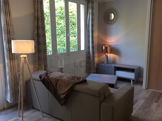 Séjour très calme équipé de télé, placard, 3 chaise(s)