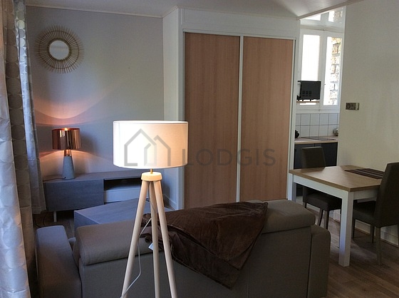 Salon avec du parquet au sol