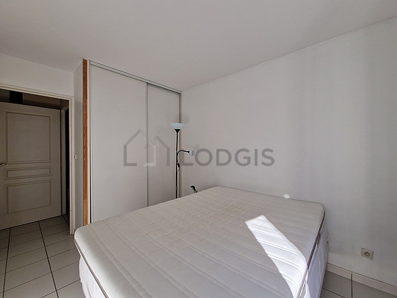 Chambre avec fenêtres double vitrage