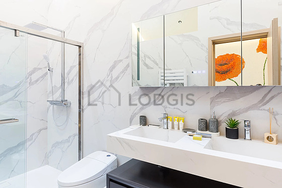 Bathroom equipped with bath towels