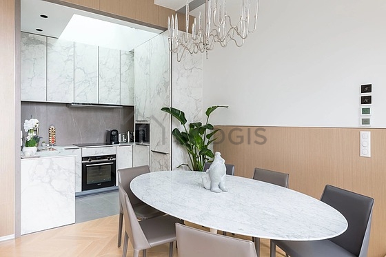 Kitchen where you can have dinner for 5 person(s) equipped with hob, extractor hood