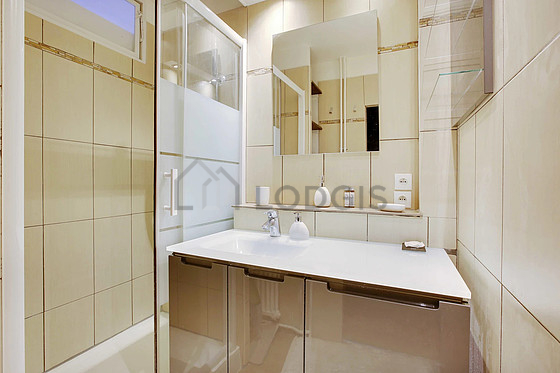 Belle salle de bain claire