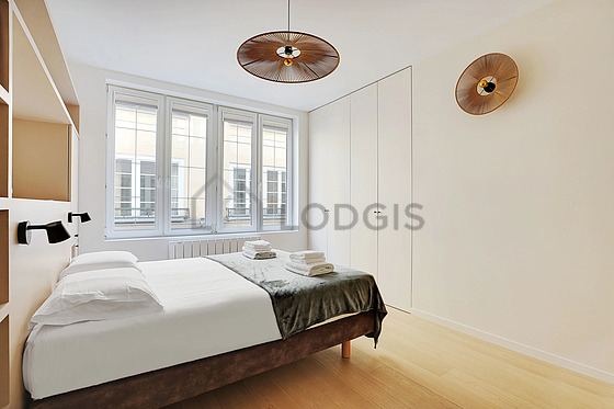 Chambre avec fenêtres