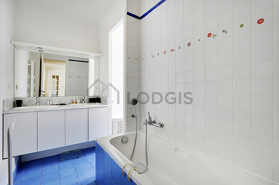 Beautiful and very bright bathroom with tile floor