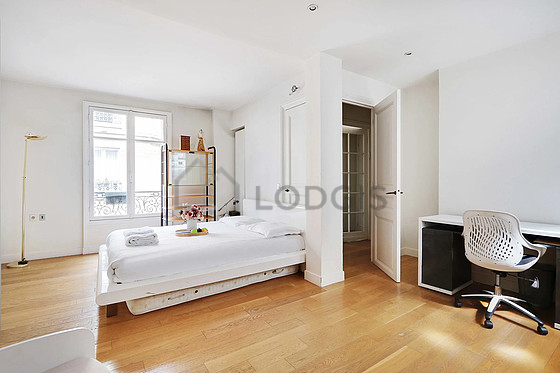 Chambre avec fenêtres