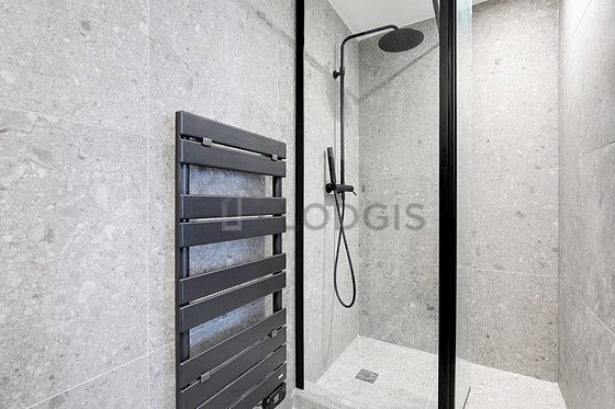 Agréable salle de bain très claire