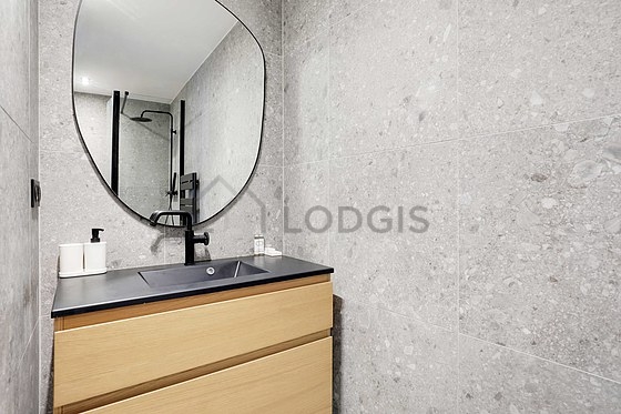 Salle de bain équipée de lave linge, serviettes de bain