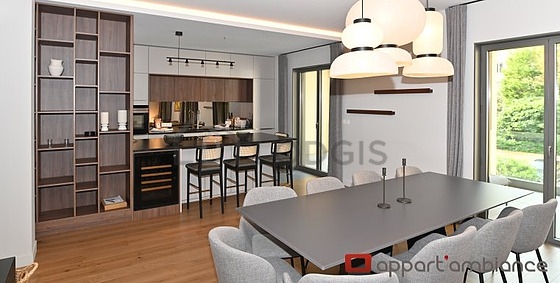 Cuisine équipée de plaques de cuisson, réfrigerateur, hotte, vaisselle